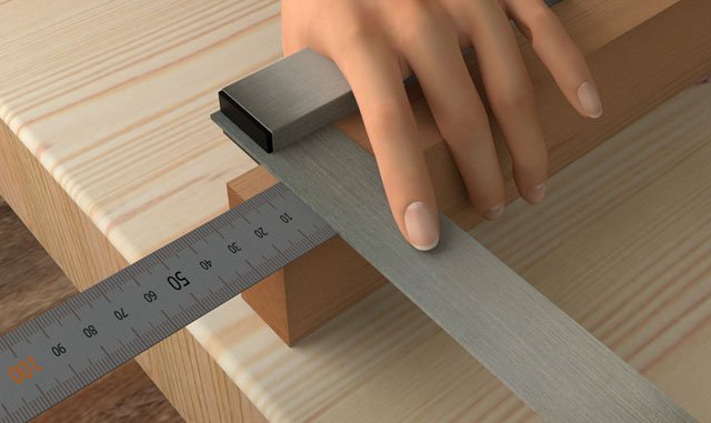 スコヤを使って刈り上げ部を合わせる