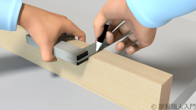 スプルースの木端面に、スコヤとボールペンを使用し墨出ししている写真